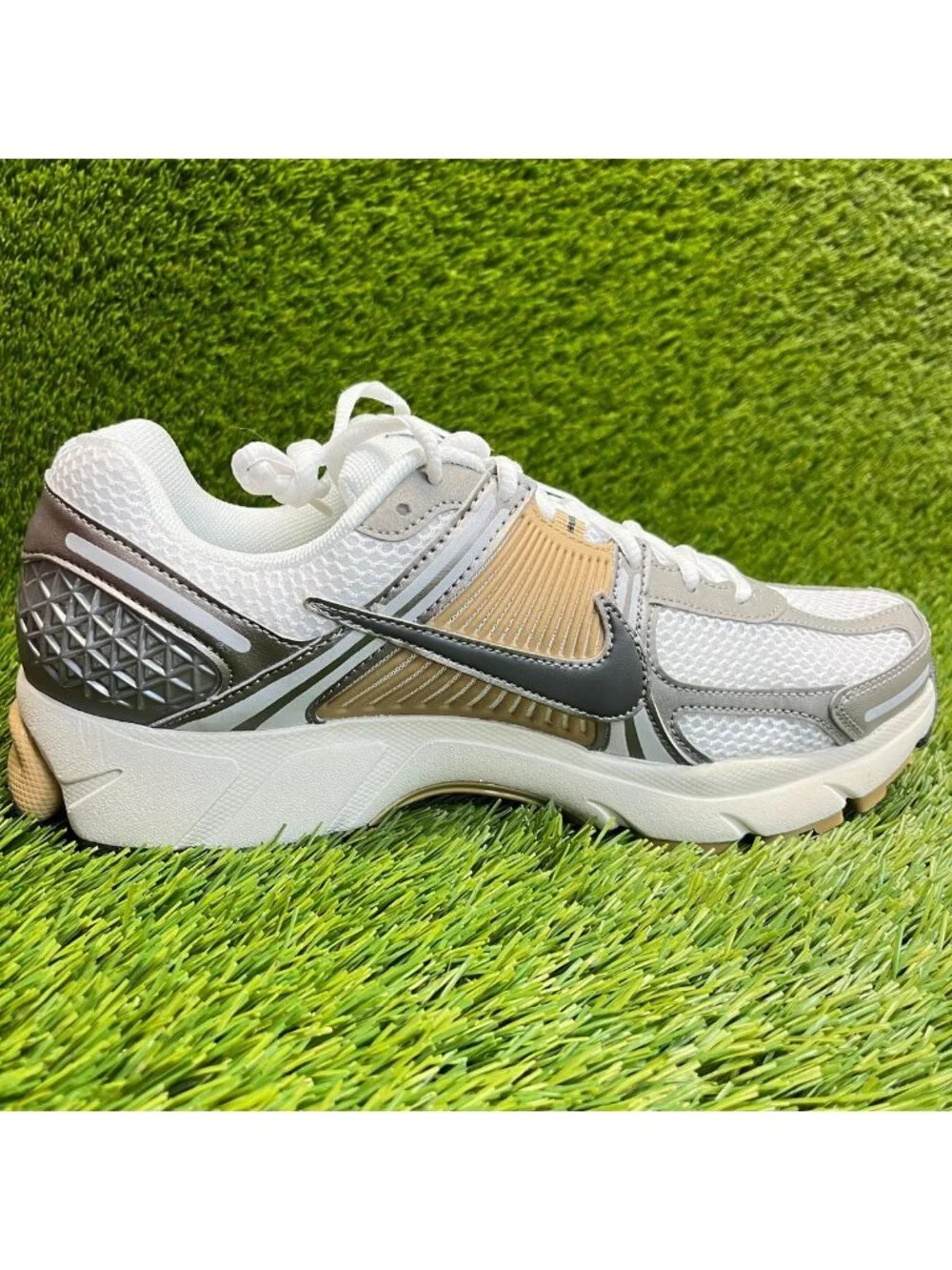 Nike Zoom Vomero 5 Mens Size 9.5 White Silver Athletic Running Shoes Sneakers